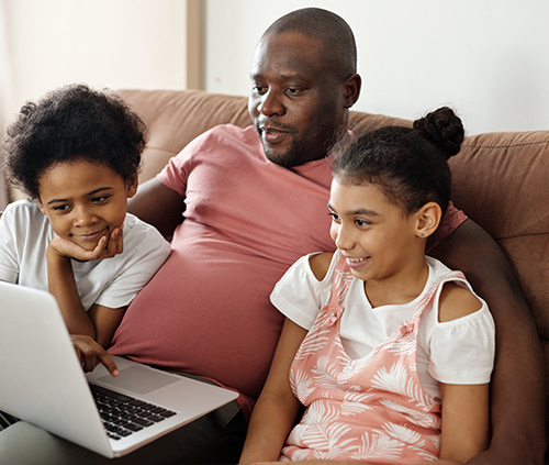 dad con children's looking the computer